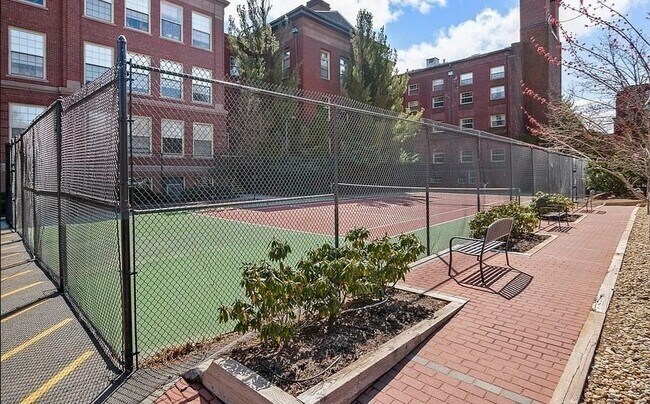 Building Photo - 48 Forest St