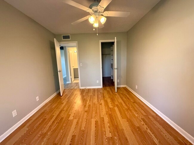 Building Photo - 68 Sussex E