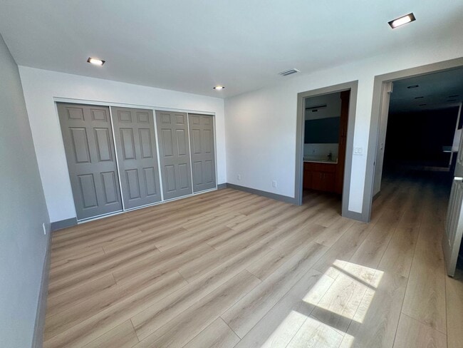 Building Photo - 2bd 2bath newly remodeled townhouse - Avai...