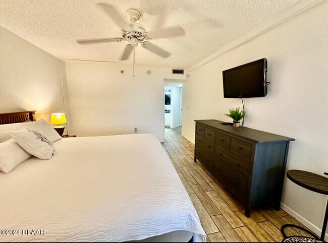 Building Photo - 1 Oceans W Blvd