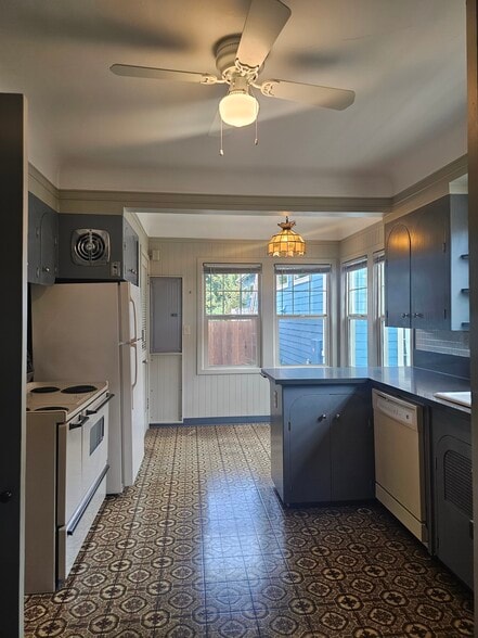 Building Photo - 6613 N Amherst St