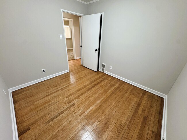 Building Photo - 1474 N Graham St