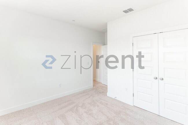 Building Photo - Unit B