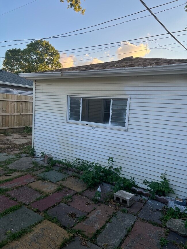Building Photo - 6124 N Kimball Ave
