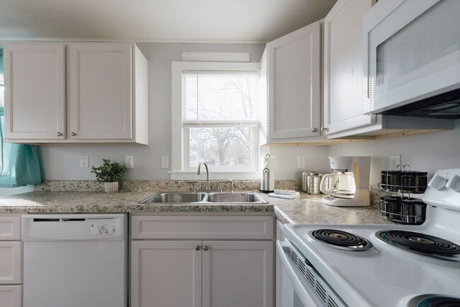 Building Photo - 905 Hill St