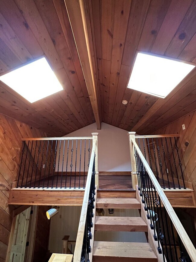 Building Photo - 3 Bedroom, 3.5 Bath Open Floor Plan Townhome