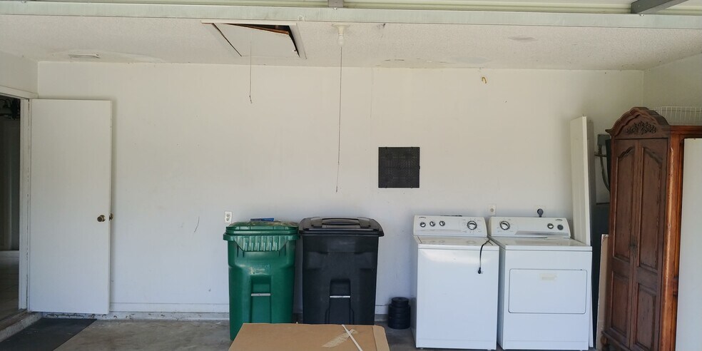 Building Photo - 2180 SW Pamona St