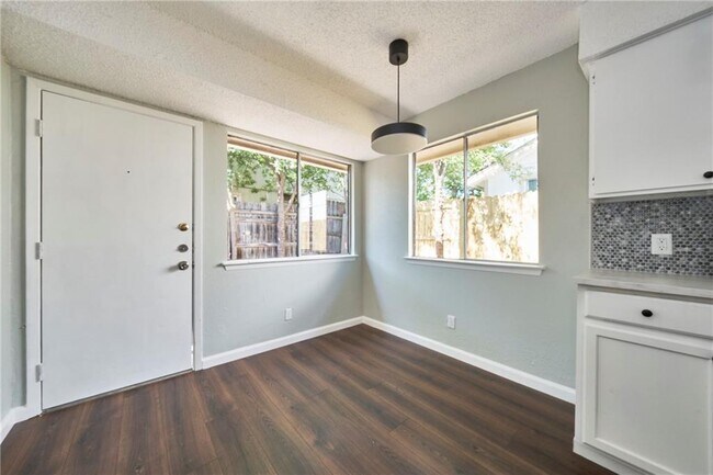 Building Photo - 902 Fieldwood Dr