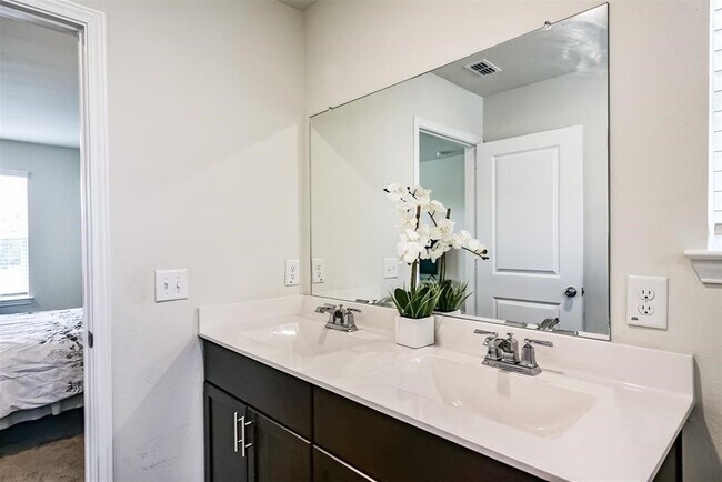 Building Photo - 11627 Braemar Village Dr