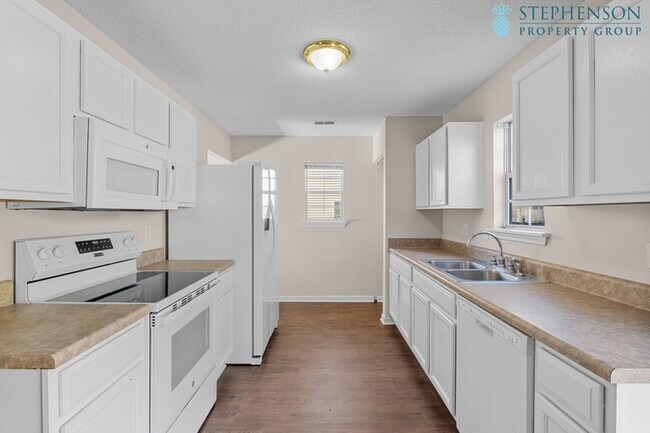 Building Photo - Fully Remodeled in Nov 2025!