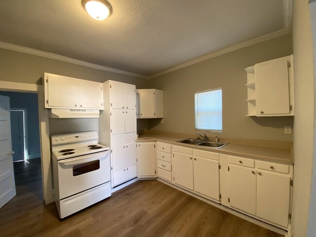 Building Photo - 817 W Matthews Ave