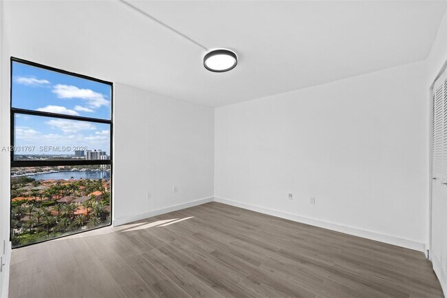 Building Photo - 20505 E Country Club Dr