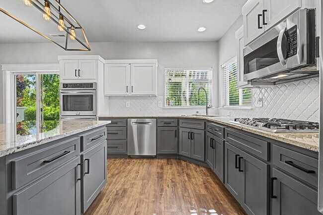 Building Photo - 5140 N Elmstone Ave