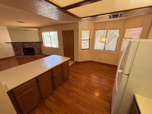Building Photo - Gorgeous 2BED/2BATH Condo nestled in a Roc...