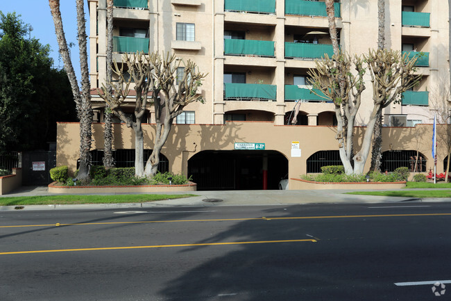 Building Photo - BROADWAY PLAZA APTS