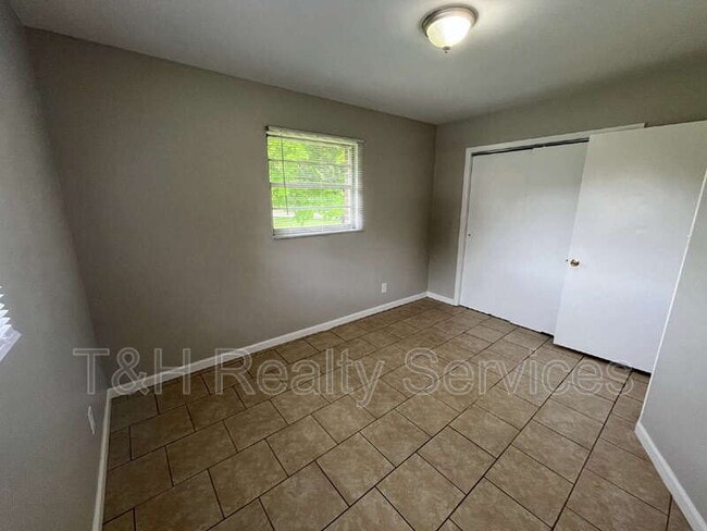 Building Photo - 622 Brewer Pl