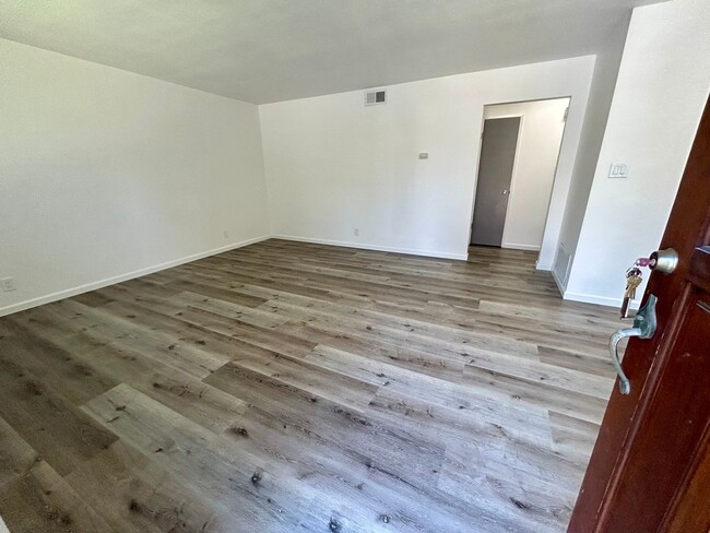 Building Photo - Updated Laguna Vista Condo!