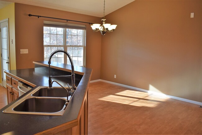 Building Photo - Beautiful spacious home in Waynesville