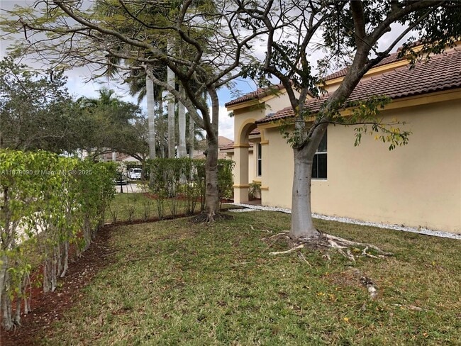 Building Photo - 693 Live Oak Ln