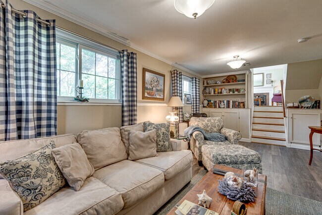 Building Photo - 318 Hollyberry Rd