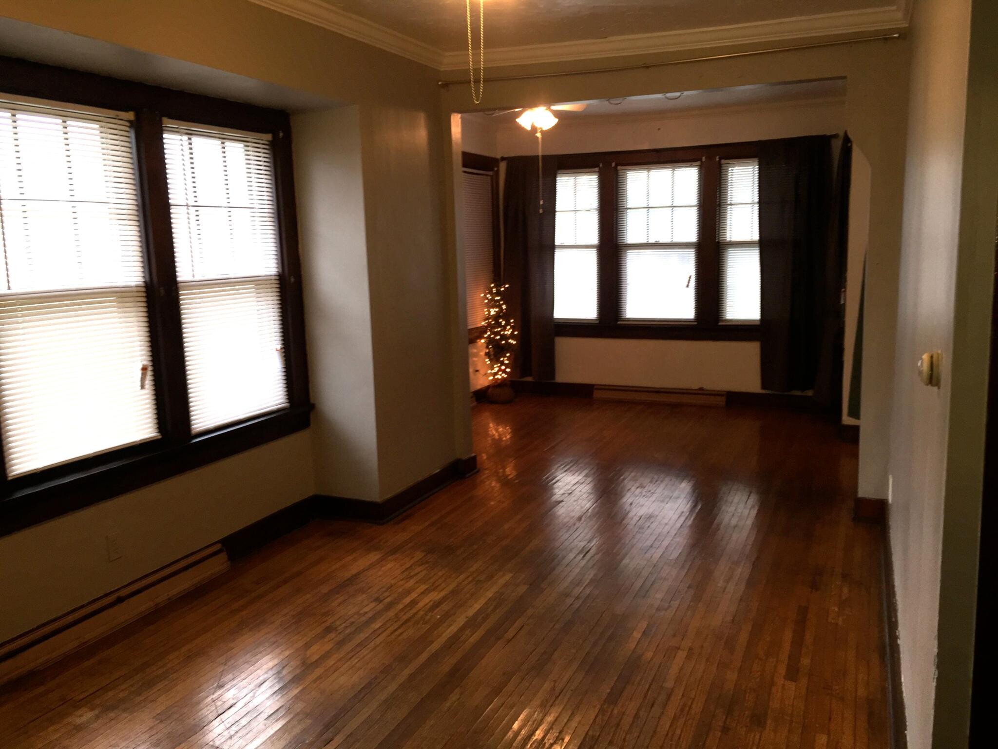 Living room / bedroom with optional dividers - 812 Florence Ave
