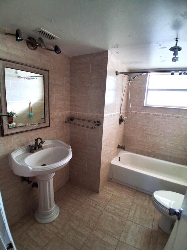 Building Photo - 1770 NE 191st St