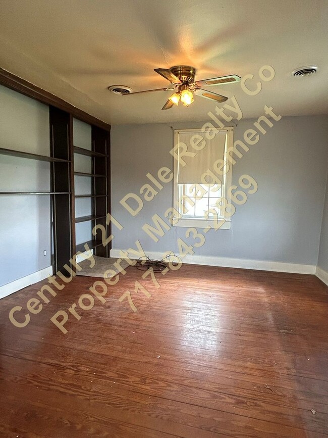 Building Photo - Large 3 Bedroom Apartment in South Eastern...