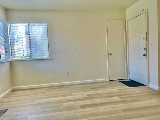 Building Photo - 1645 Pyrenees Ave