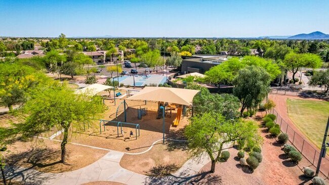 Building Photo - 2-bedroom 2 bath condo in Gated Community ...