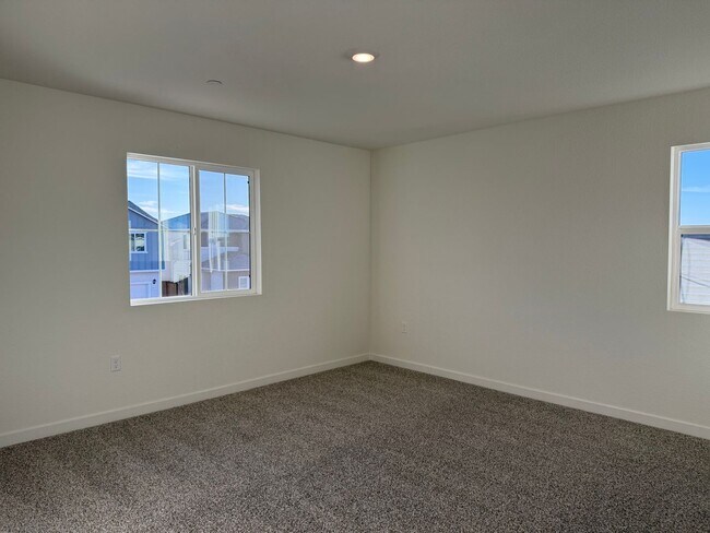 Building Photo - Spectacular New 5/3 Bath Available Now!