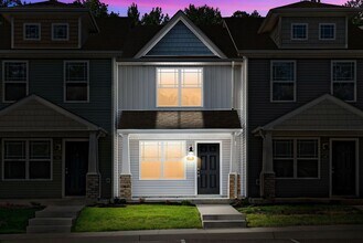 Building Photo - 2 Bedroom Condo For Rent Near Madison Street!