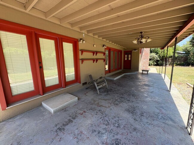 Building Photo - Visalia 2 Bed 2 Bath available now.