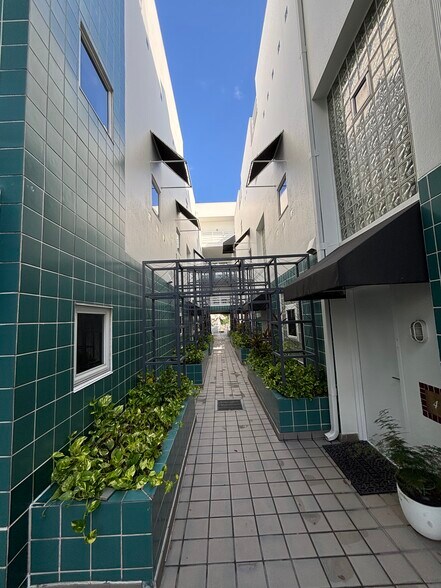 Building Photo - 4950 Bayshore Blvd