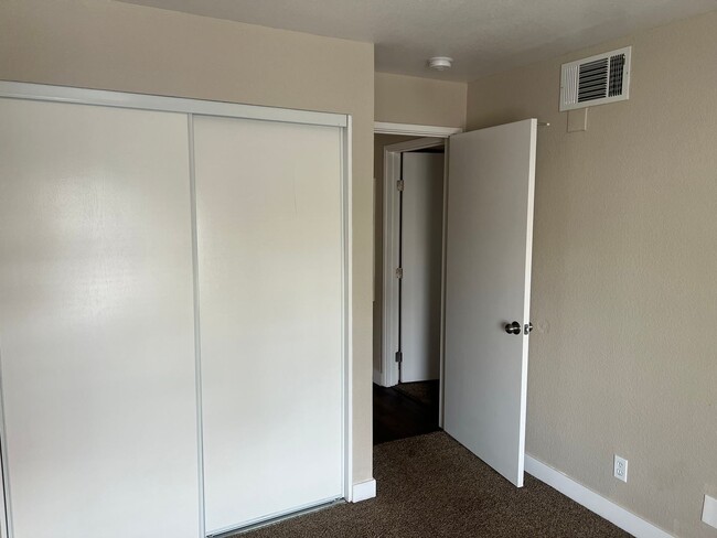 Building Photo - 2 Bedroom 1 Bath In Central Las Vegas