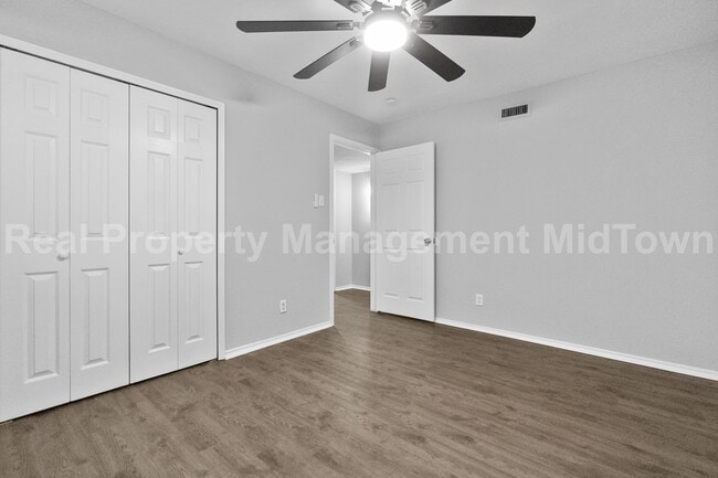 Building Photo - 2801 Meadowview Dr