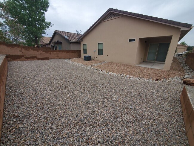 Building Photo - 3 bed 2 bath 1800 sq ft in Huning Ranch!