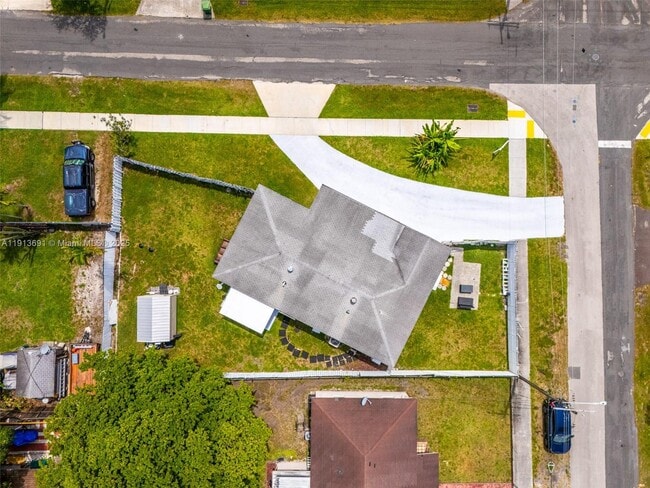 Building Photo - 600 SW 10th St