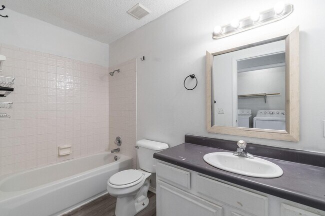 Building Photo - Spacious duplex in Fayetteville!