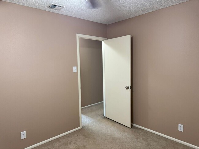 Building Photo - 102 Dalewood Dr
