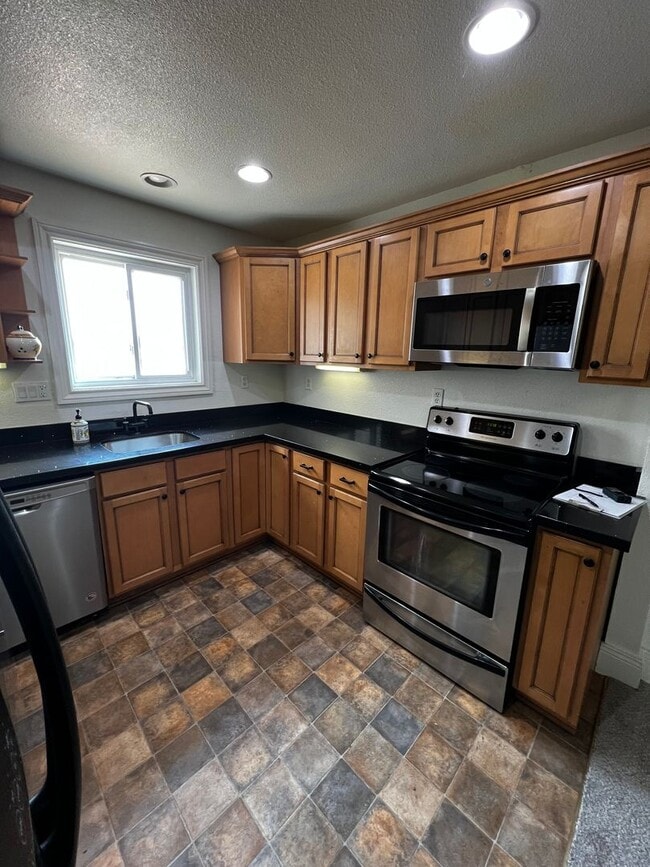 Building Photo - Nice two bedroom two bath home away from t...