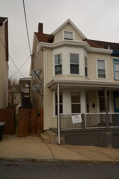 Street parking with private porch - 675 Spring Garden St