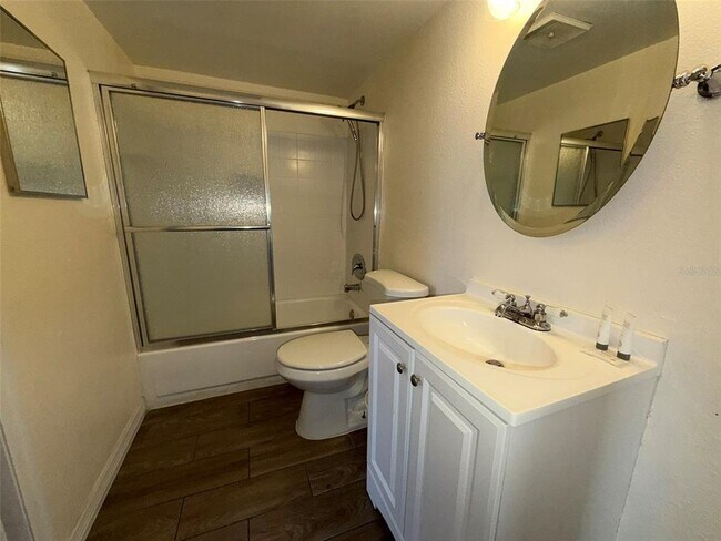 Building Photo - 1940 Lake Atriums Cir