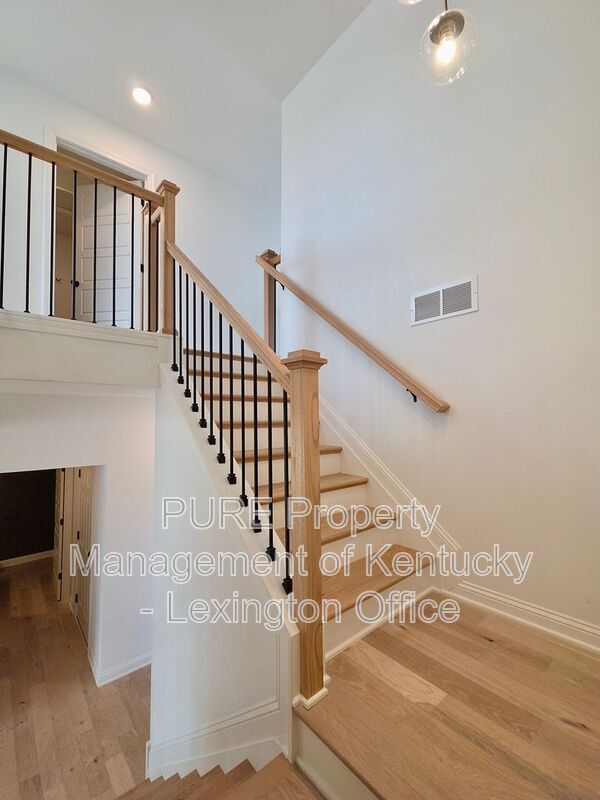 Building Photo - 728 Shaker Dr