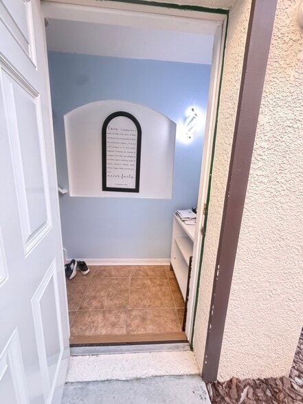 Small entry hallway - 16131 Loneoak View Dr