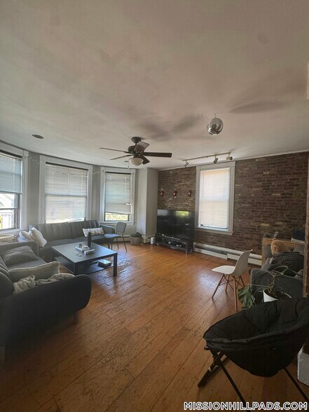 Building Photo - 1538 Tremont St