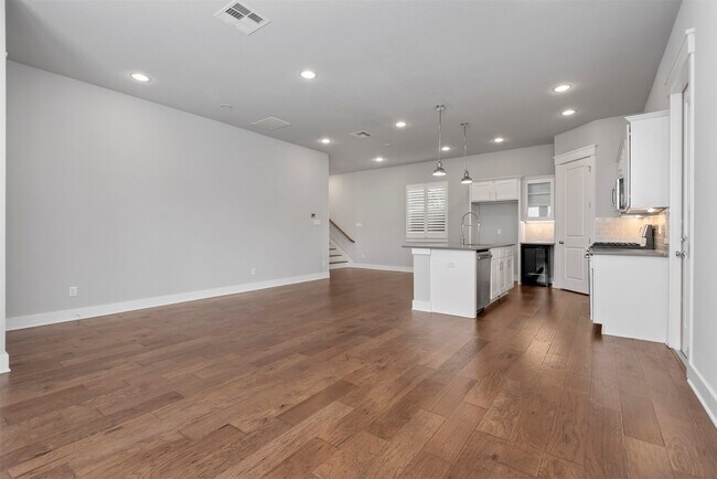 Building Photo - 909 Oak St