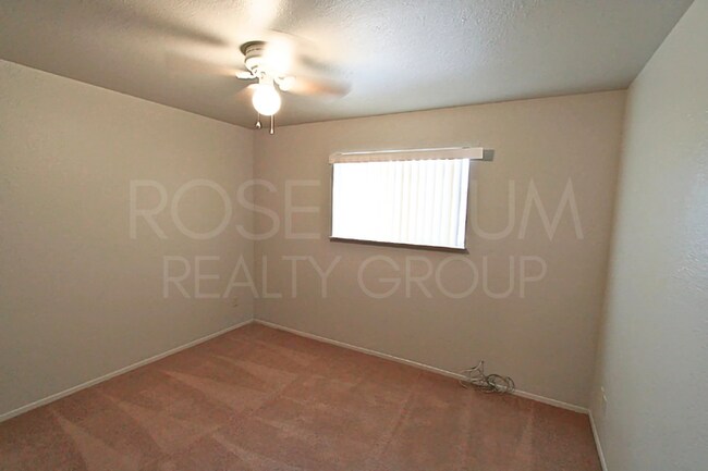 Building Photo - 1008 N Pueblo Dr