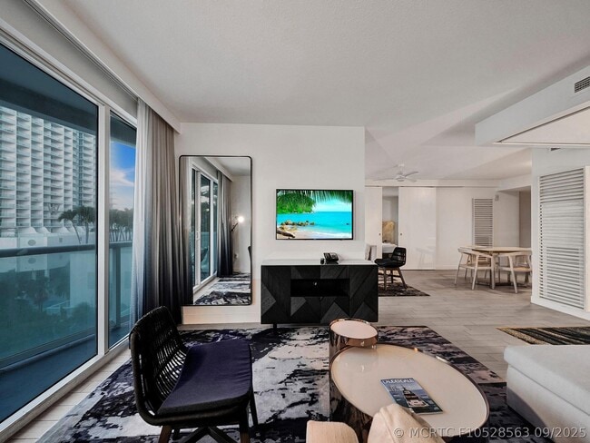 Building Photo - 3101 Bayshore Dr