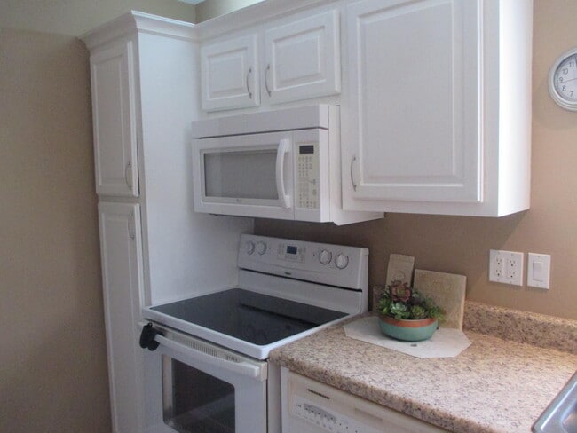 Building Photo - 106 Lake Dora Dr