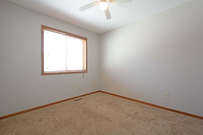 Building Photo - Spacious 5-Bed, 3 Bath Home in Delano - Available Now!